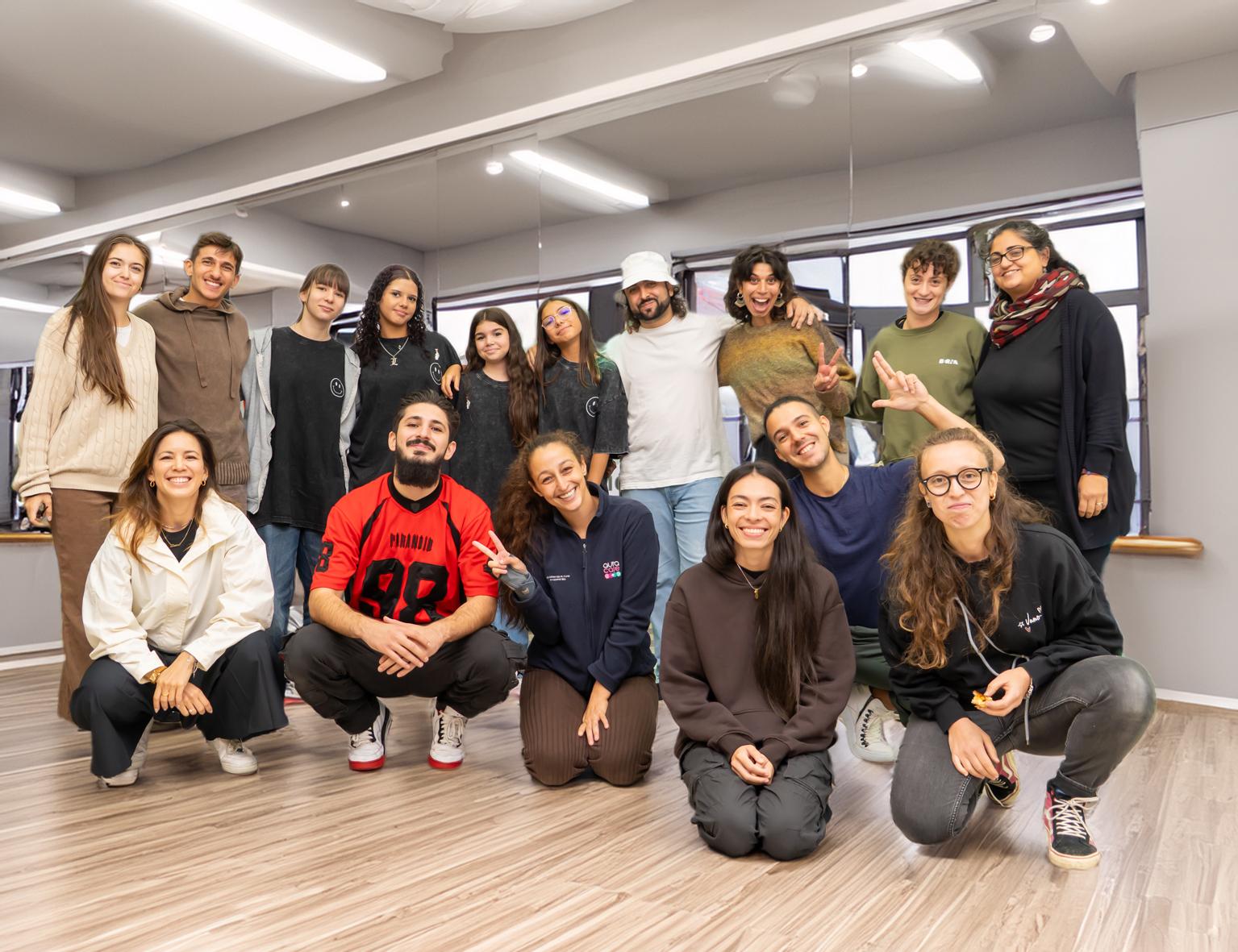 Il team di DMC Studio in posa nello studio di danza a Lugano